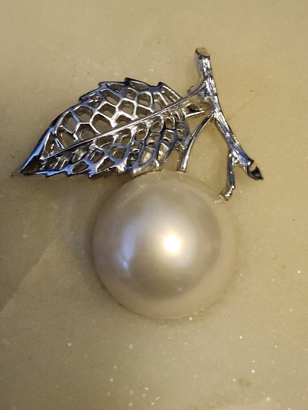 Vtg Sarah Coventry Silver Tone Leaf Faux Pearl Brooch